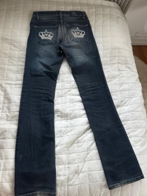 Mörkblå Victoria Beckham jeans - Säljer ett par mörkblå Victoria Beckham jeans med snygg lite slite tvätt. Jeansen är lite mer åt straight hållet och har slitningar längst ner på benen och ett hål mellan benen. Innerbenslängden är 79cm och midjemåttet är 34cm💕