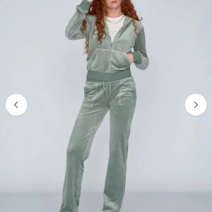 juicy couture byxor - Snygga mintgröna mjukisbyxor med raka ben och dragsko i midjan. Byxorna har fickor fram och bak, samt en liten ficka med lock bak. Perfekta för en chill och trendig look💕 passar mig ganska bra i längden då jag är 166, pris går att diskutera💕