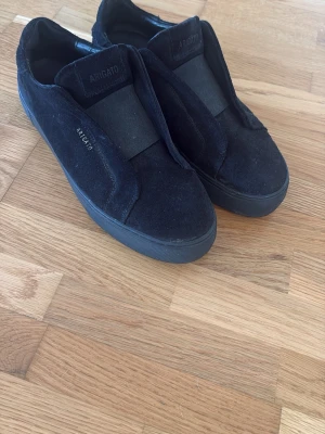 Svarta slip-on sneakers från Axel Arigato - Använda ett fåtal gånger mycket bra skick! Storlek 42