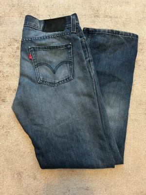 Levis jeans  - Säljer dessa Levis 514 i en snygg tvätt. Storleken är 34/32. Modellen är en slim straight modell. Jeansen är i bra skick 