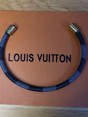 Lv grå svart  armband - Grå svart LV armband i mycket bra skick 