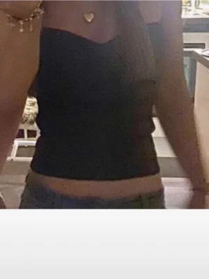Svart croppad tubtopp från zara! - Snygg svart tubtopp med croppad passform och ärmlös design. Perfekt för varma dagar eller att styla med en skjorta. Enkel och stilren look som passar till mycket.