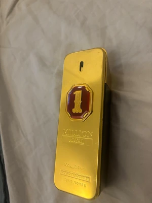 Paco Rabanne 1 Million Royal EdT 100ml - Säljer en nästan helt full 1 Million Royal Eau de Toilette från Paco Rabanne. Flaskan är i metall med en lyxig guldig finish och har en röd detalj med en etta på framsidan. Volymen är 100 ml och flaskan har en rektangulär form med rundade kanter. Runt 1000 ny pris.