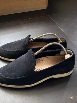 Mörkblå Myrqvist loafers  - Hej! Säljer nu mina stilrena loafers från Myrqvist i fint skick. Skorna är sparsamt använda och väl omhändertagna, vilket gör att de fortfarande känns fräscha och redo för många säsonger framöver. Nypris är 2699 kr.  Storleken är 42, men modellen är stor i passformen och passar enligt min erfarenhet bättre för dig som normalt bär 43–43,5. Loafers är ett självklart val under sommarsäsongen och fungerar lika bra till jeans som till chinos eller shorts! Orginalbox och kvitto medföljer i köp! 