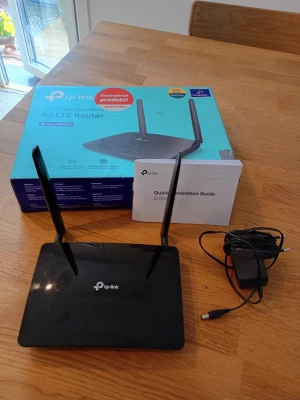 TP-Link Archer MR200 4G WiFi router - Säljer en fullt fungerande 4G router i nyskick enligt bilder. Höga hastigheter, dubbla band, OneMesh, lång räckvidd och stabil uppkoppling. Fås i originalförpackning med strömadapter och manual. Se alla specifikationer längst ned i annonsen.  Nypris: 1000 SEK Mitt pris: 289 SEK  Skriv vid frågor och se gärna mina andra annonser! Skapar gärna deals och paketpriser för just dina behov!   Skickas snabbt och spårbart med alla möjliga fraktsätt.  Teknisk specifikation Mått & vikt Djup (cm) 14.1 Vikt 