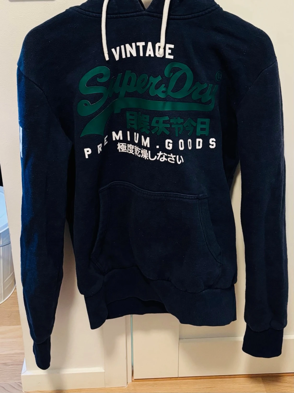 Mörkblå Superdry hoodie med tryck