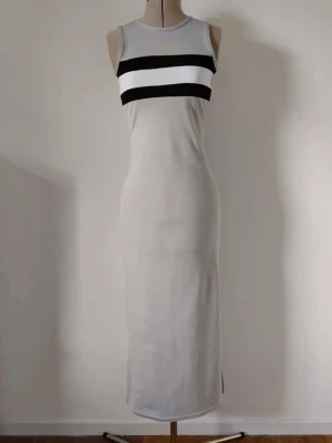 Grå 90s sportig klänning med slits grunge Y2K colorblock - Grå vintage klänning från 90talet. Storlek small/medium intet streachigt tyg. Något använd men i mycket bra skick.