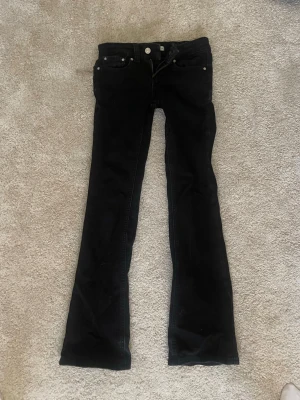 Low waist svarta jeans - Super snygga svarta low waist jeans från gina i storlek 32. Jag älskar de här jenasen för de är as snygga men tyvär har de börjat bli för små i midian för mig, så därför bestämde jag mig för att sälja.  Har endast andvänt de ett par gånger så de ör fortafande lika kolsvarta och i väldigt bra skick❤️❤️