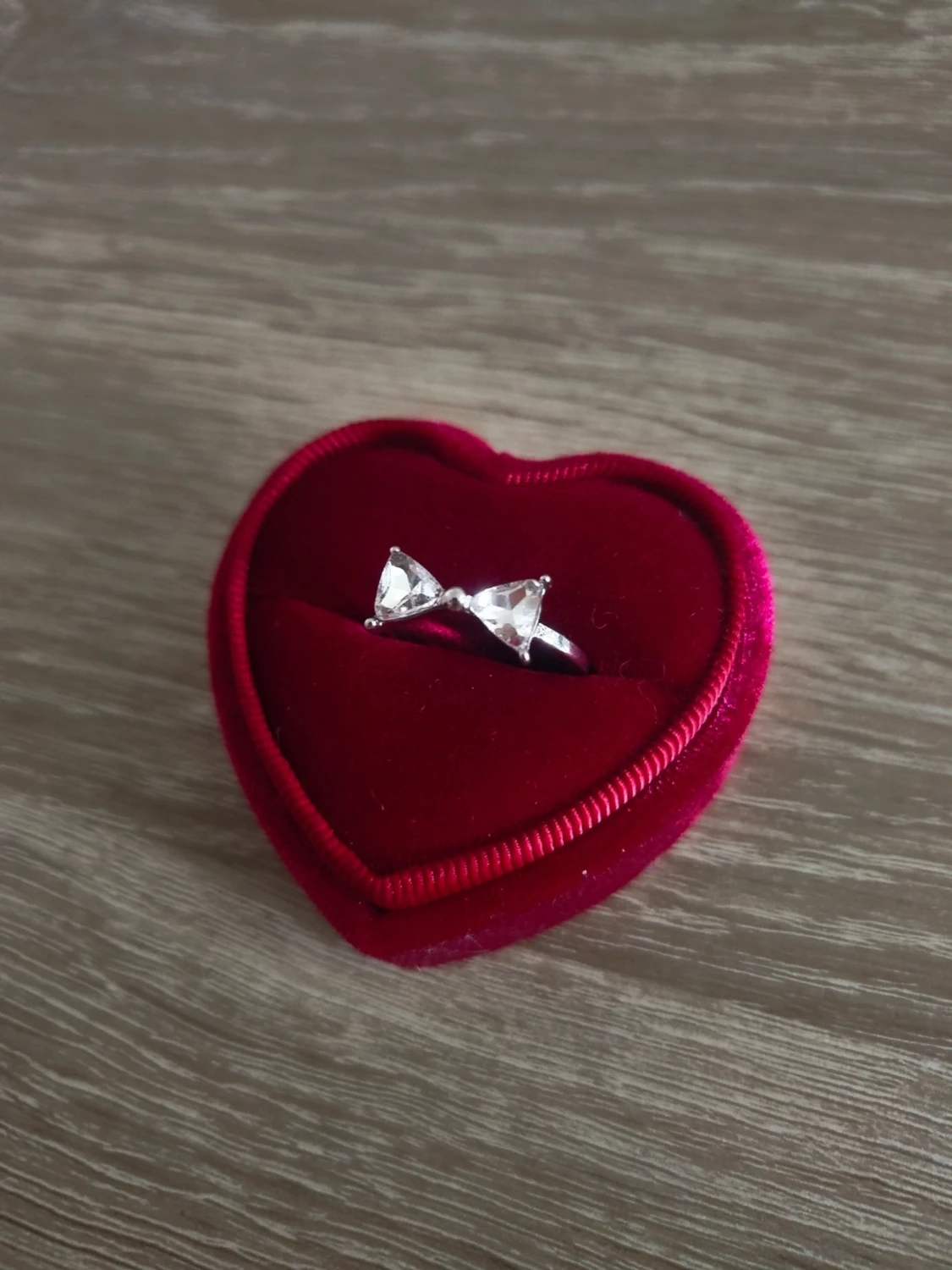 Silverfärgad ring med rosett och stenar - 1