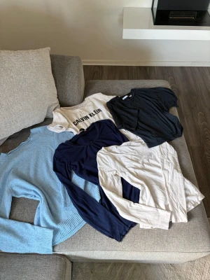 🩵🤍 Klädpaket – 5 plagg (XS/S) 🤍🩵 - Säljer ett fint klädpaket med 5 plagg i storlek XS/S. Perfekt mix av basplagg och somriga färger 🦋  🩵Ljusblå stickad tröja 🤍Vit Calvin Klein t-shirt 🤍Vit långärmad topp 💙Marinblå ribbad långärmad topp 🩵Marinblå t-shirt som sitter tajt ner till och lösare uptill!  Den vita långärmade toppen och Calvin Klein-tröjan har varsin liten liten liten fläck, men inget som syns särskilt mycket vid användning. I övrigt är plaggen hela och fräscha.  🦋Är öppen att sälja separat vid intresse.