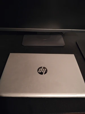 HP ProBook 440 G10 Laptop - Använt i ~1 år Full funktionalitet Intel i5 13 Gen (i5-1335u) 16gb RAM 3200MT/s (DDR4) ~500GB SSD NVMe minne  Utsläppt 2023, Nyare generation Alla driver installerat Nyinstallerad Windows 11 Pro Chassis har defekter (ses på bilderna) Laddas via USB C eller HP 4.5 mm (syns på bilden) Laddare ingår ej 94% batteri kapacitet
