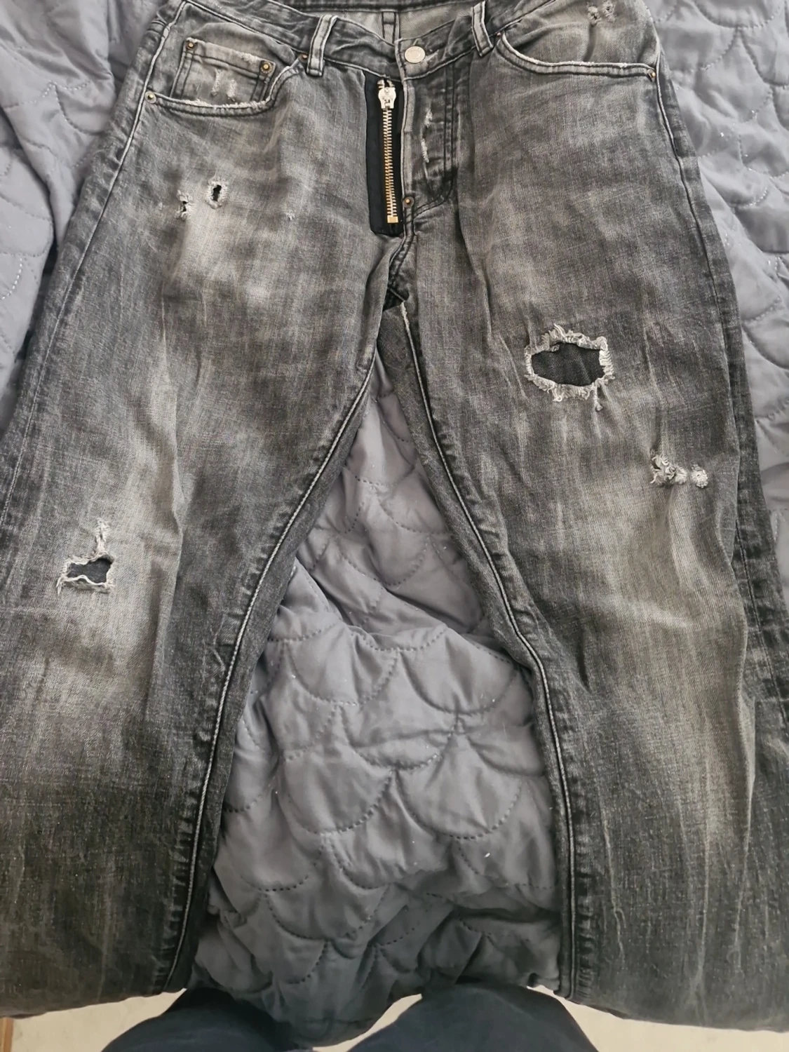 Grå slitna jeans från Dan Caten