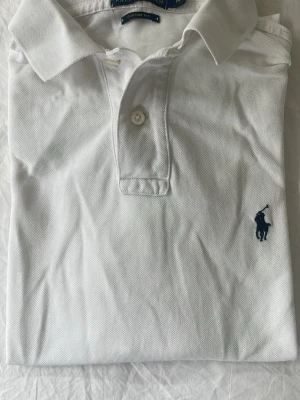 Vit pikétröja från Ralph Lauren - Äldre modell men fortfarande bra skick! Priset kan diskuteras