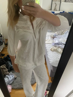 Vit topp med spetsdetaljer - Superfin vit tröja i mjukt tyg. Knappt använd från Missäy.