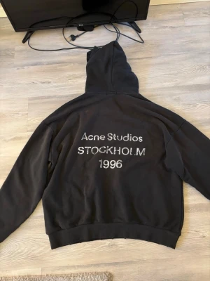 Svart hoodie Acne Studios Stockholm -  En svart acne studios hoodie som är hyfsat använd.