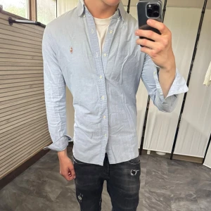 Ralph lauren skjorta - Mycket fint skick, inga defekter. Nypris ca 1000kr. Passar dig som är 175-185cm ungefär. Modellen är 185 cm, 75 kg. Skriv för mer information!🤝