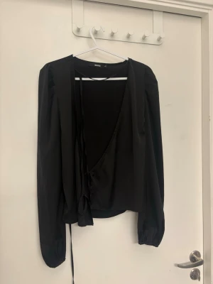 Svart omlott blus - Svart omlott blus i storlek XS från BikBok💕 pris kan diskuteras!