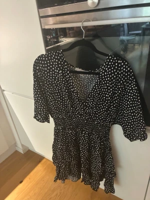 Prickig klänning  - Jättefin prickig klänning från new Yorker i jättebra skick. Aldrig använd 💗