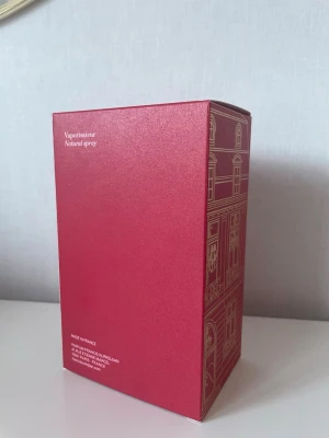 Maison Francis Kurkdjian Baccarat Rouge 540 - Lyxig parfym från Maison Francis Kurkdjian, Baccarat Rouge 540. Flaskan är djup röd med guldfärgat lock och etikett. Kommer i elegant röd kartong med gulddetaljer och medföljande booklet. Exklusiv och ikonisk doft.