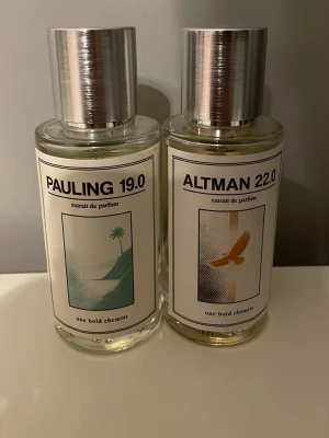 Parfymer från One Bold Chemist - Två exklusiva parfymer: Pauling 19.0 och Altman 22.0 från One Bold Chemist. Flaskorna är cylindriska i genomskinligt glas med stilrena etiketter och silverfärgade metallock. Pauling har en palm- och strandmotiv, Altman har en fågel på etiketten. Modern och minimalistisk design. Skriv till mig innan ifall ni vill köpa en styck