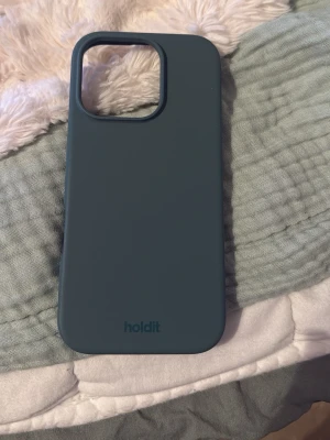 Mobilskal till Iphone 16 pro  - Stilrent mörkgrönt mobilskal från Holdit med matt finish. Skalet är gjort i mjukt silikonmaterial och har en stor öppning för kameran. Perfekt för dig som vill ha ett snyggt och enkelt skydd till mobilen.