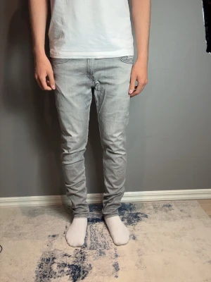 Replay anbass jeans - Fint skick. Han på bild är 185cm, 77kg!