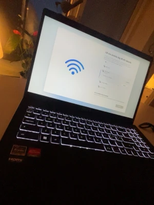 Svart ASUS bärbar dator med bakgrundsbelyst tangentbord - Säljer en svart ASUS laptop med bakgrundsbelyst tangentbord och snygg design. Datorn har HDMI-port och AMD Ryzen-processor, perfekt för studier, gaming eller streaming. Chassit är i plast och har en modern look. Klistermärken visar stöd för Radeon Graphics.    Använt i cirka 2 år för gaming, funkar utmärkt.                Köpt för cirka 7500 ny pris (pris går och diskutera vid snabb affär) laddare ingår!