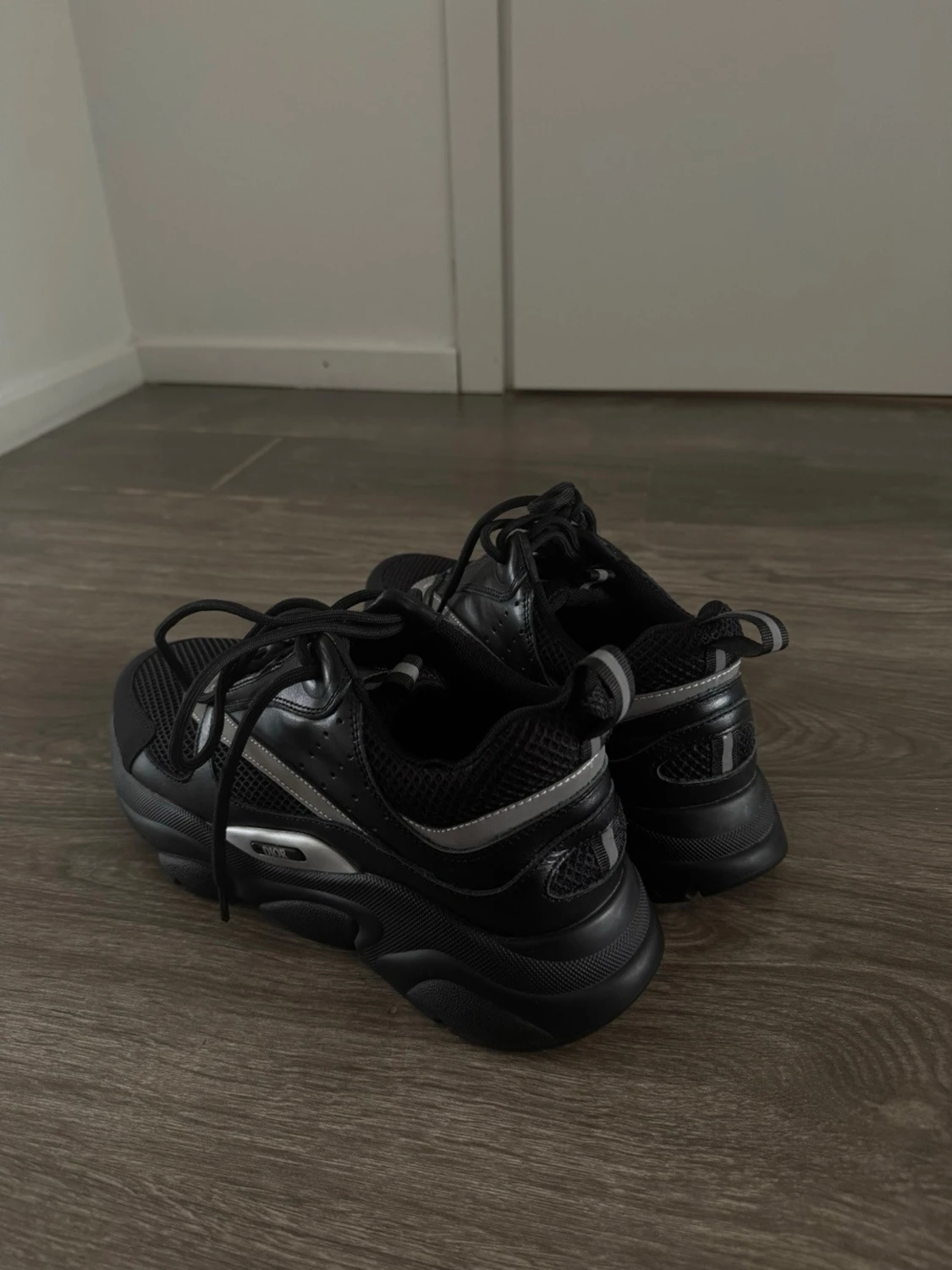 Svarta sneakers med silvriga detaljer - 1