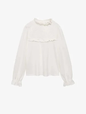 Zara blus  - Vit blus med långärmad design, volangdetaljer vid halsringning och ärmslut. Blusen har en lätt struktur i tyget