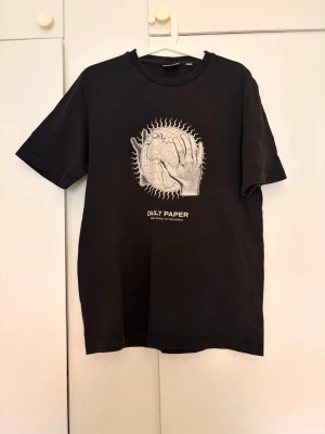 Daily paper tshirt - En svart tshirt från daily paper med tryck på magen. Mycket använd men i fint skick.