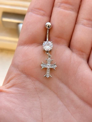 NY Oanvänd - Navelpiercing  - 🔥 ERBJUDANDE: Få 30% rabatt när du köper 2 valfria piercingar! 🔥  Passa på att fynda och uppdatera din smyckessamling 💖 Skicka ett meddelande vid intresse eller frågor!