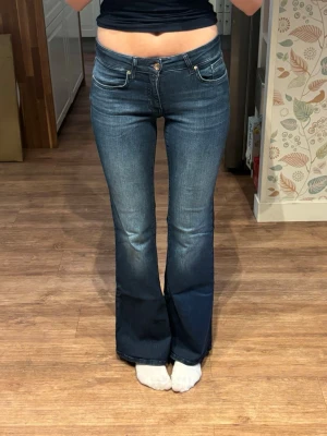 ONLY lågmidjade jeans  - Jättefina lågmidjade bootcut jeans från Only i storlek 26/32. De är stretchiga och därmed super sköna. Säljer så de är lite korta på mig som är 171 lång.