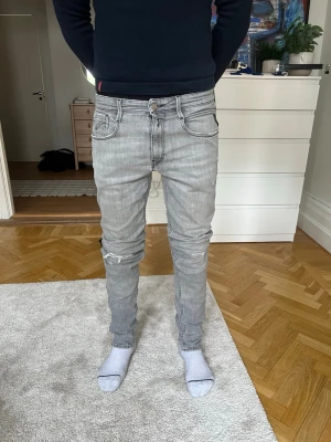 Replay Jeans - Säljer ett par grå replay jeans i storlek 33/34 men skulle passa 32/34 mer. Jeansen är i nyskick och har inga tecken på användning. Hör gärna av er vid frågor!🙌