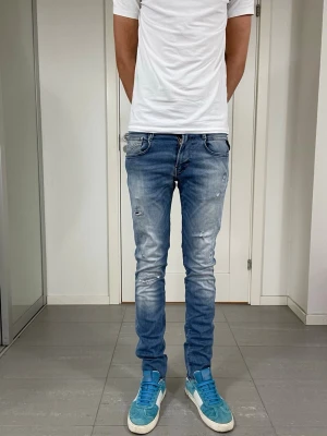 Replay Anbass Hyperflex Jeans - Säljer nu dessa Replay Anbass Hyperflex jeans med snygga slitningar i populär design, W29 o L32 med mått: ca 37 o 105 cm, skriv för fler bilder/frågor🙌🏼