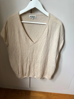 Soft goat tröja - T shirt från soft goat. Tyvärr lite missfärgad vid ena armhålan