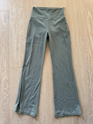 Flared tights - Jätte fina flared tights som sitter så snyggt. Fake lululemon!!💙Passar som S-M