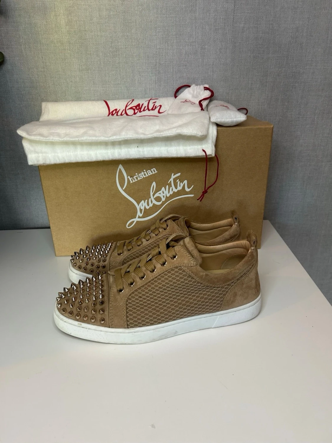 Beige sneakers från Christian Louboutin - 4
