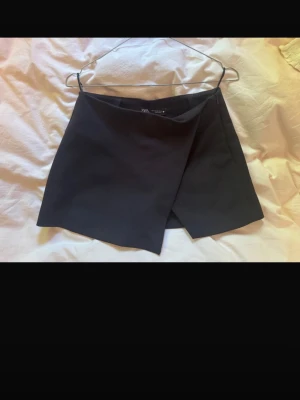 Kjol med inbyggda shorts Zara  - Helt oanvända, säljer då den inte passade mig