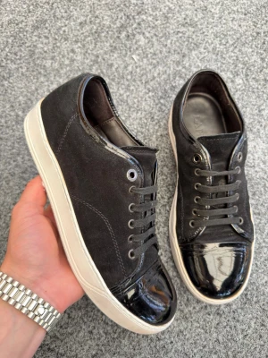Lanvin uk6 svart - Säljer dessa sjukt feta svarta lanvins! Size uk6 som motsvarar 40-41! Skick 8/10 fint skick! Sulan är behandlad med whitningcream. Dustbag ingår! Nypris 5200kr. Hör av dig vid frågor eller funderingar 💯