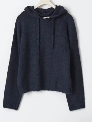 Mörkblå stickad hoodie Gina Tricot - Mysig mörkblå stickad hoodie från Gina Tricot med långa ärmar och huva med dragsko. Tröjan har en avslappnad passform och är tillverkad i ett fluffigt, mjukt material som passar perfekt för kyliga dagar.