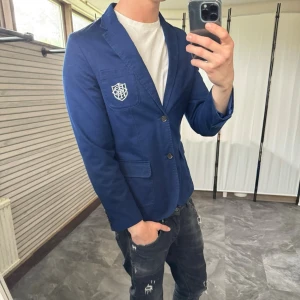 Ralph lauren kavaj - Mycket fint skick, inga defekter. Nypris ca 2000kr. Passar dig som är 170-180cm ungefär. Storlek XL junior= S. Modellen är 185 cm, 75 kg. Skriv för mer information!🤝