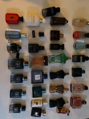 Byter/säljer parfymer - Samling av exklusiva herrparfymer från flera kända märken som Jean Paul Gaultier, Dolce & Gabbana, Valentino och Ralph Lauren. Flakongerna varierar i färg och form, från klassiskt genomskinliga till färgstarka och unika designer. Perfekt för dig som vill testa olika dofter. Byter/säljer/samples