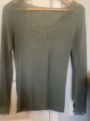 Grön långärmad topp med spets Intimissmi  - Super fin. Storlek S, passar även xs. 🩷🩷