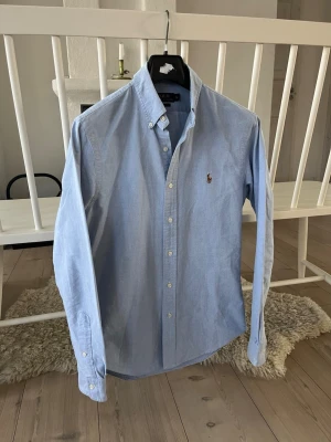 Ralph lauren skjorta  - Riktigt fräsch blå Ralph Ralph lauren skjorta perfekt nu inför sommaren! Storlek S slimfit, pris 499kr, skriv om ni undrar något😊