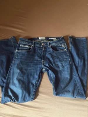Replay jeans  - Säljer mina replay jeans då jag inte använder dom längre midja 31 längd 32 mycket bra skick då dom bara är andvända  5-8 gånger men dock har det blivit att kanten på lappen  där bak är lite böjd skriv om ni vill ha mer info eller bilder!