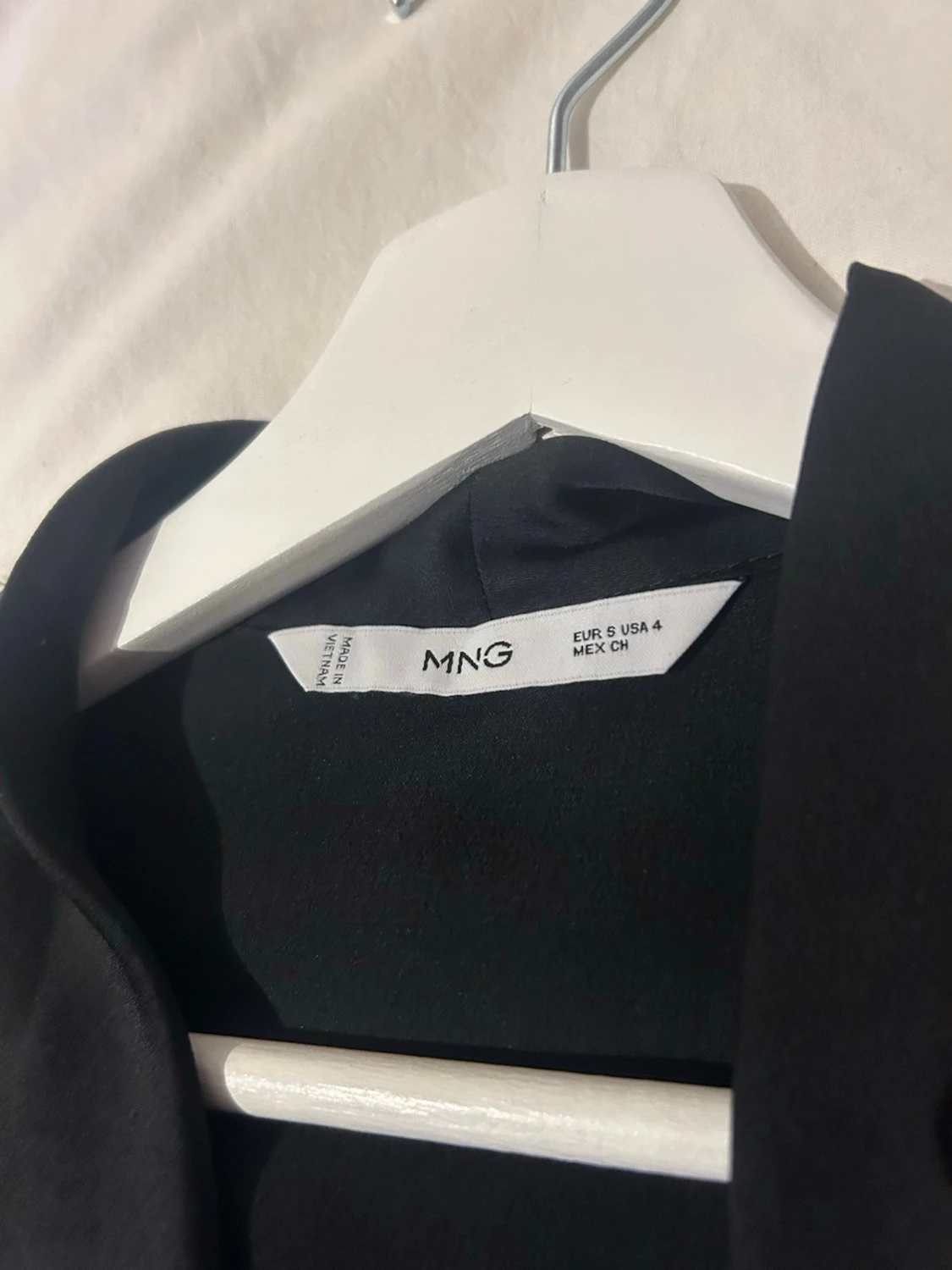 Svart omlottopp från MNG - 1