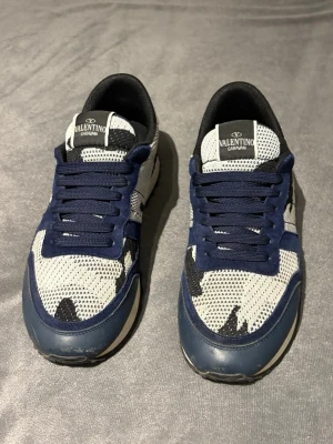 Valentino rockrunners - Ett par riktigt feta valentino rockrunners som är väldigt snålt använda och i nästan nytt skick bara få tecken på användning. Allt ingår och kvitto tillkommer även som ni ser på bild. Det är bland dom snyggare rockrunnersarna med en sjukt snygg vit/blå färg som passar till sommaren då den är ljus men även senare mot hösten!! Skriv för frågor eller funderingar!