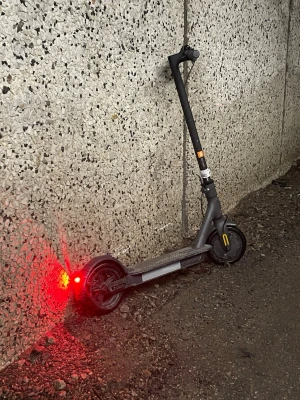 Svart elscooter Xiaomi med LED-lampa - Elektrisk scooter från Xiaomi i svart med robust ram i metall, stora hjul och LED-baklampa. Utrustad med reflexdetaljer och tydlig display på styret. Perfekt för att ta sig fram snabbt och smidigt i stan.