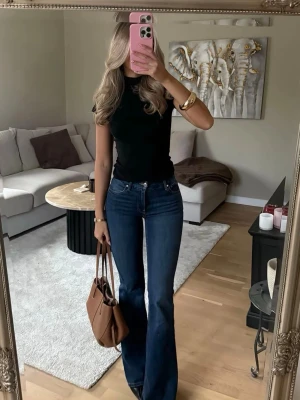 Mörkblå bootcut jeans från Perfect Jeans - Säljer ett par mörkblå bootcut jeans från Perfect Jeans. Jeansen har klassisk femficksdesign med ficklock bak, kontrastsömmar och normal midja. Materialet är stretchigt denim som sitter snyggt och bekvämt. Perfekta till en enkel topp eller hoodie.