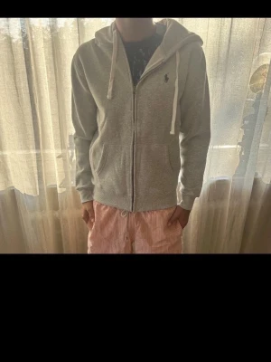 Ralph lauren zip hoodie - Ralph lauren zip hoodie| storlek M|nyskick|grå|nypris:2500|vårt pris: endast 699!
